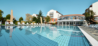 Deutsche Donau Bad Goegging Monarch Hotel Aussenansicht mit Pool